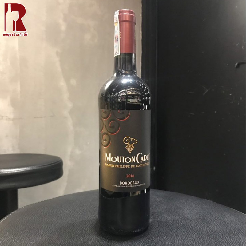 Chai vang đỏ Mouton Cadet có vị tannin rõ nét, đậm đà và thơm nồng trái cây đen