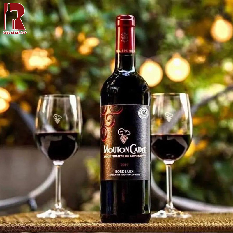 Chai vang đỏ Mouton Cadet là chai rượu di sản từ vùng Bordeaux