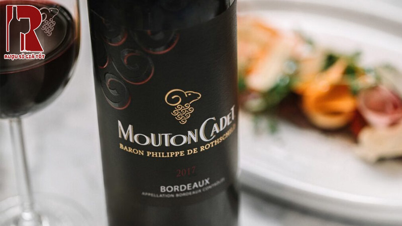 Chai vang đỏ Mouton Cadet nên được dùng kèm các món ăn thịt đỏ hoặc món hầm