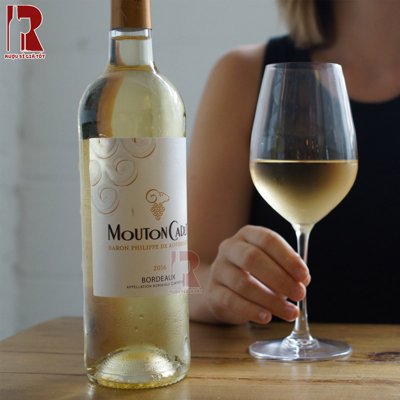 Rượu Baron Philippe de Rothschild Mouton Cadet Blanc mang đến các tầng hương thơm hoa tươi mới