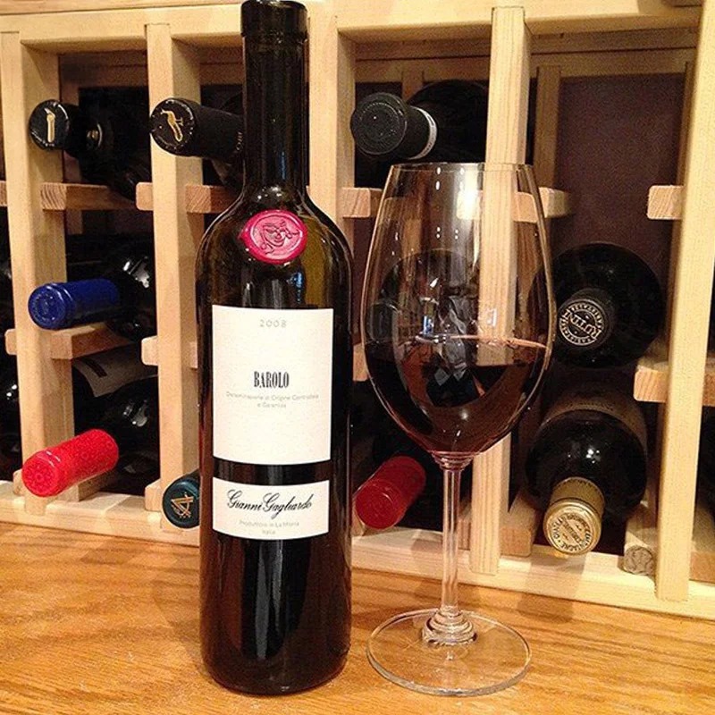 Chai Gianni Gagliardo Barolo có màu đỏ đậm sang trọng và lôi cuốn