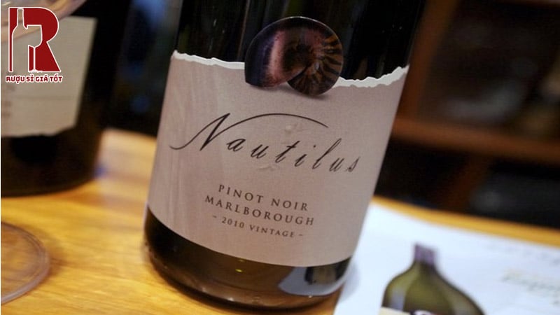 Nautilus Pinot Gris mang theo hương thơm nhẹ nhàng, mát mẻ và dễ chịu