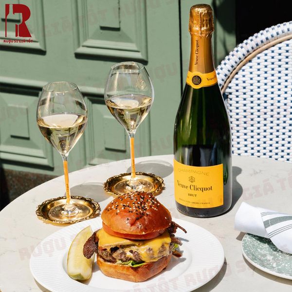 Rượu Champagne Veuve Clicquot khai tiệc