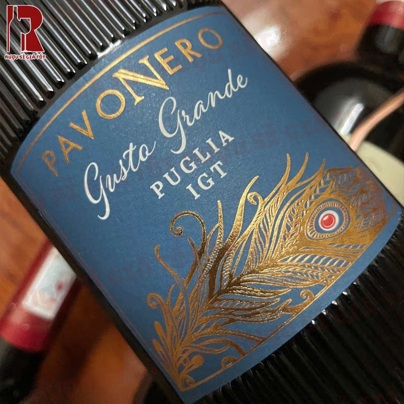 PavoNero Gusto Grande Rosso Puglia IGT mang đậm phong cách vang miền Nam nước Ý với vị rượu mạnh mẽ
