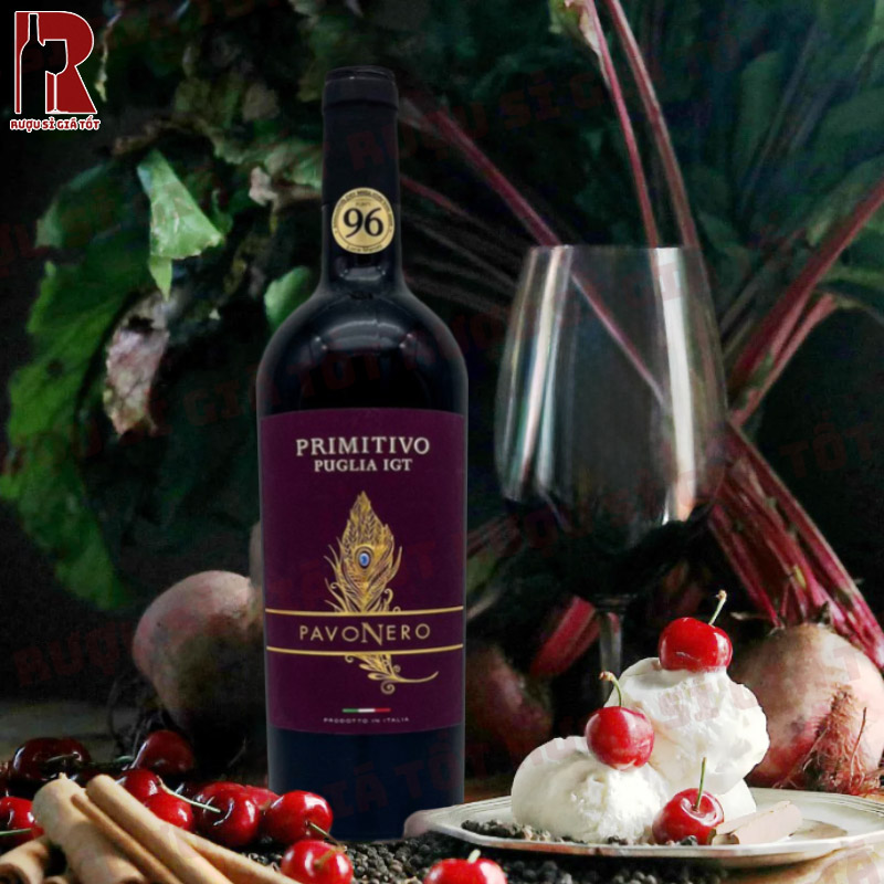 Chai rượu PavoNero Primitivo Puglia IGT sở hữu vị rượu đậm đà và các tầng mùi hương phong phú