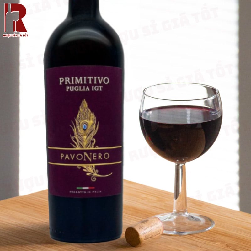 Chai rượu PavoNero Primitivo Puglia IGT mang đến trải nghiệm rượu đậm đà và quyến rũ