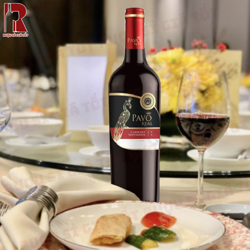Vang Pavo Real Cabernet Sauvignon thích hợp để dùng kèm với các món thịt đỏ hoặc các món ăn đậm gia vị