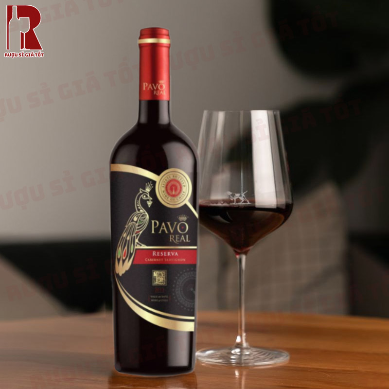Pavo Real Cabernet Sauvignon Reserva thoang thoảng hương trái cây đỏ chín và mùi vani