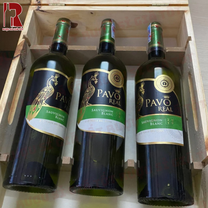 Chai vang Pavo Real Sauvignon Blanc Varietals đem đến vị chua dịu và vị thơm rõ ràng của bưởi, chanh
