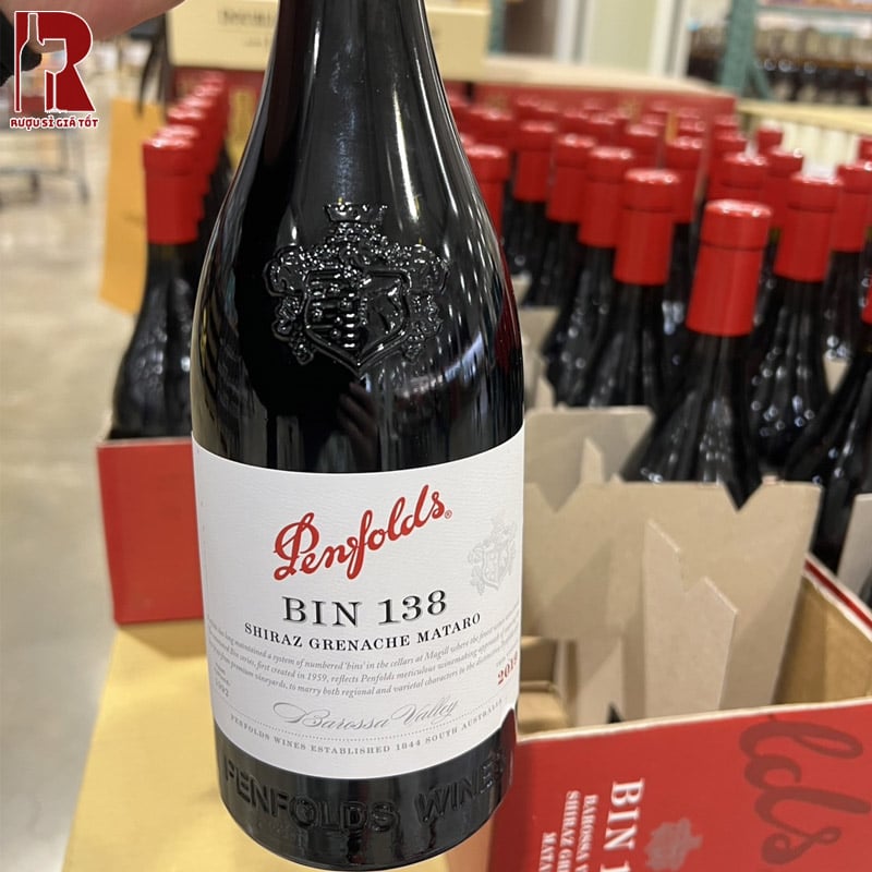 Penfolds Bin 138 Shiraz Mataro nên được dùng kèm ly Bordeaux hoặc Burgundy lớn để hương thơm bung tỏa