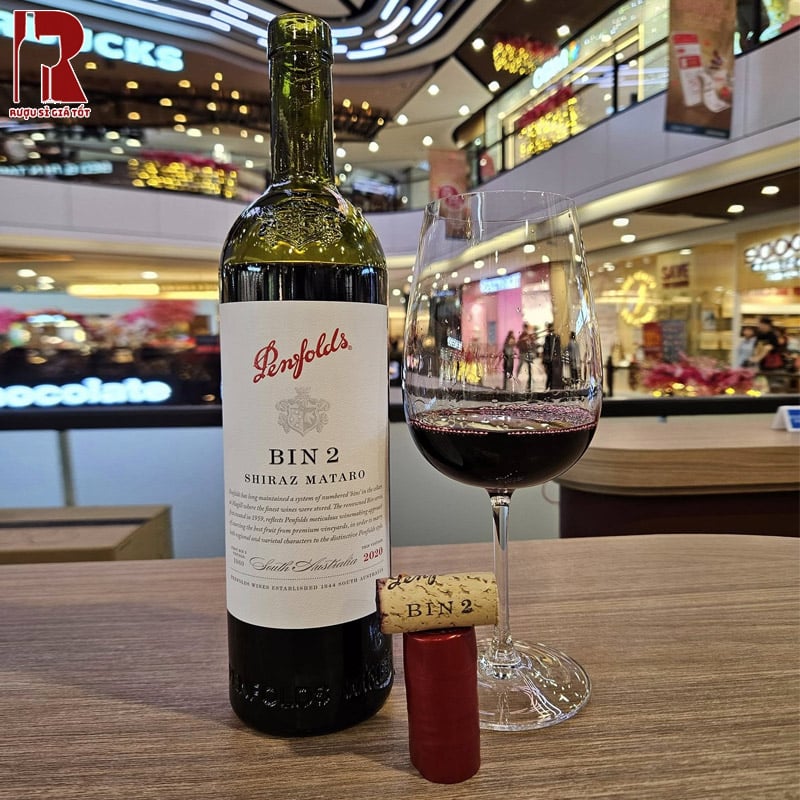 Penfolds Bin 2 Shiraz Mataro đem đến phong cách cổ điển, phù hợp dùng làm quà biếu sang trọng
