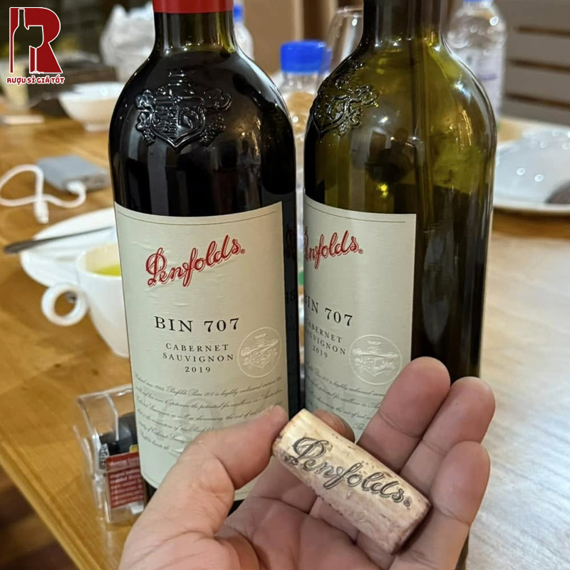 Penfolds Bin 707 Cabernet Sauvignon nên được cho thở ít nhất 30 phút để các tầng hương thơm mở ra tốt nhất