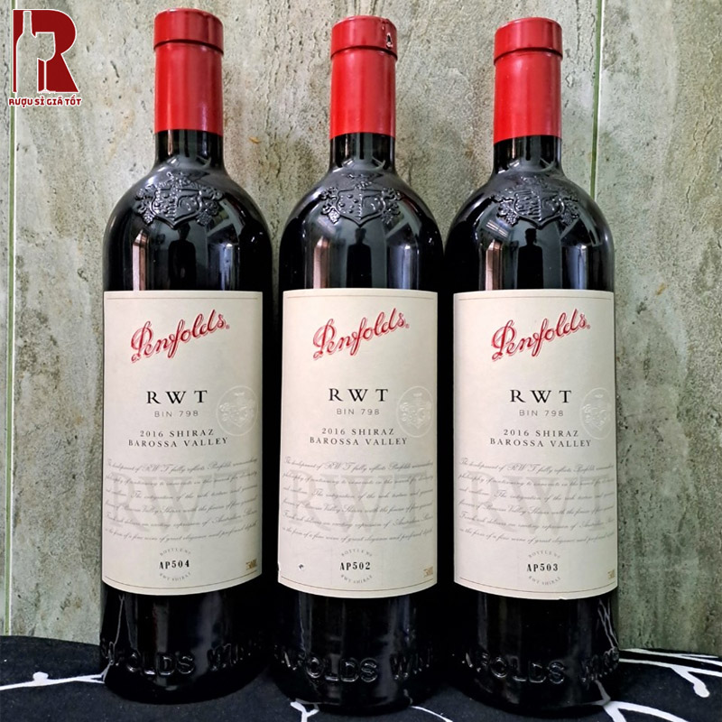 Các chai Penfolds RWT Bin 798 Shiraz được ủ lâu trong các thùng gỗ Pháp, đem đến vị rượu đậm đà