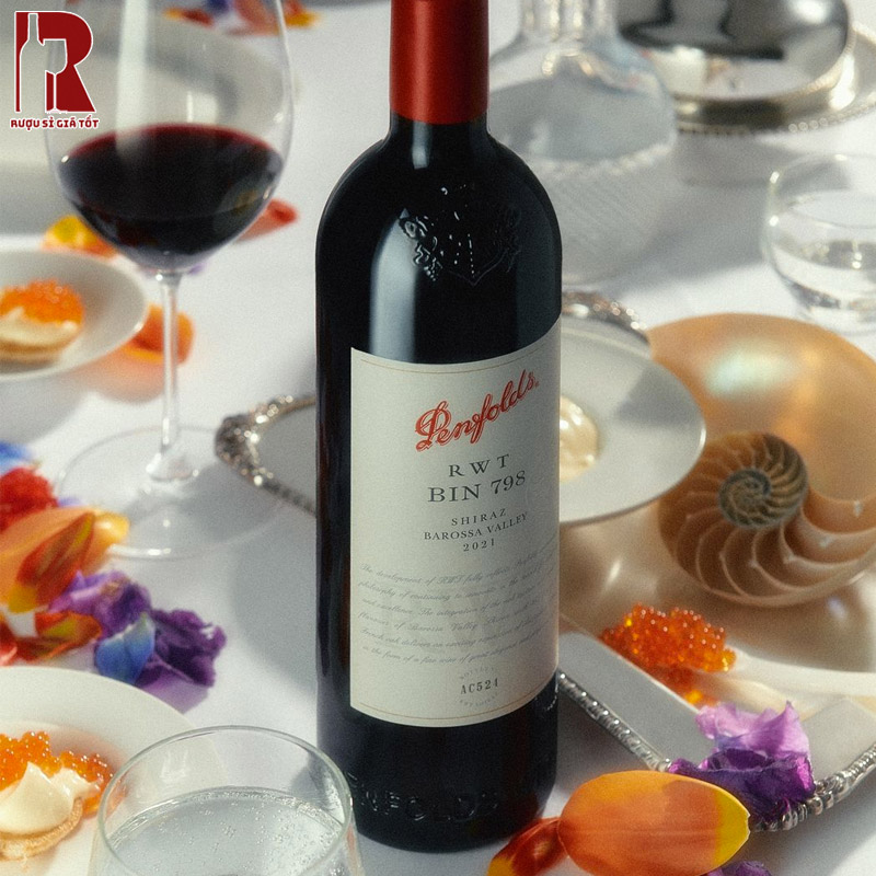 Chai Penfolds RWT Bin 798 Shiraz gây ấn tượng bởi các lớp hương của hoa violet, hoa oải hương