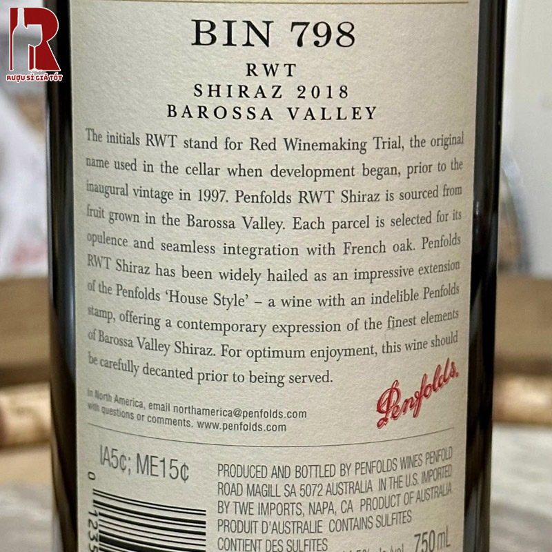 Chai Penfolds RWT Bin 798 Shiraz với vị rượu đậm đà nên được dùng kèm các món ăn nhiều gia vị