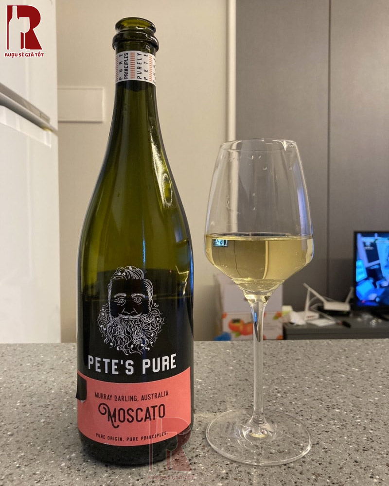 Chai vang nổ Petes Pure Moscato có nồng độ cồn thấp, khá dễ uống và phù hợp cho nhiều thực đơn khác nhau