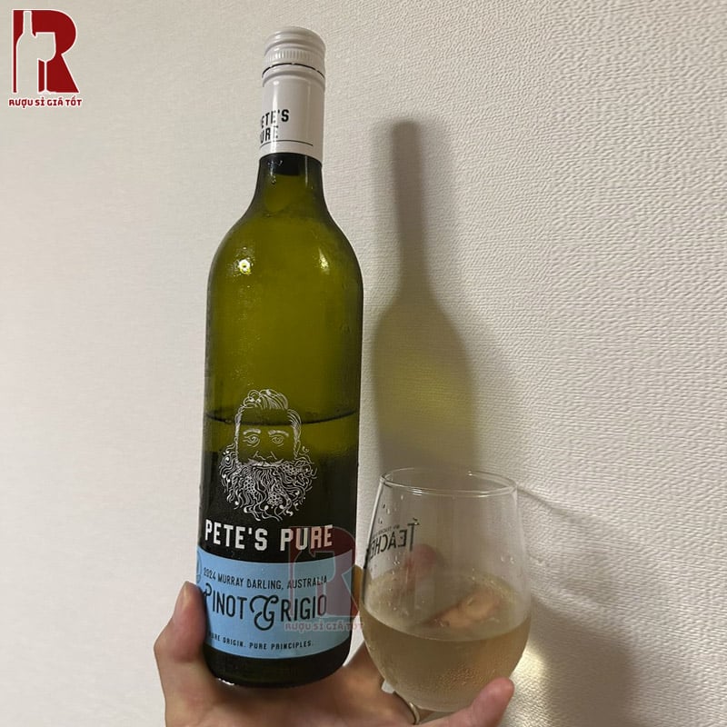 Rượu Petes Pure Pinot Grigio được làm từ giống nho cổ điển, mang đến hương vị tươi mát