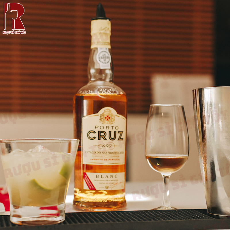 Porto Cruz White sở hữu vị rượu ngọt nhẹ, không quá chát và chua cân bằng