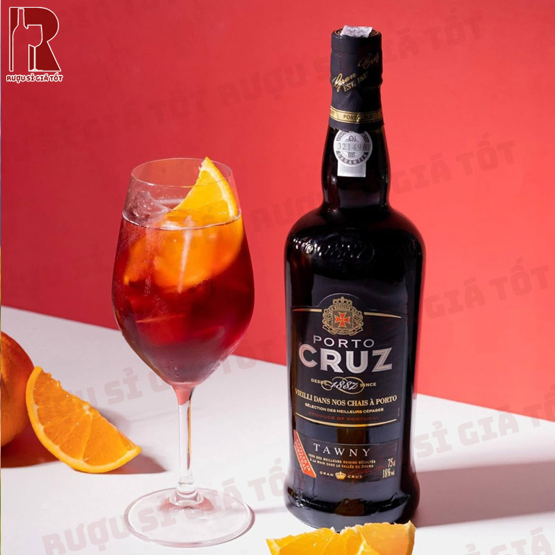 Porto Cruz Tawny đem đến vị rượu ngọt nhẹ nhàng và hậu vị kéo dài
