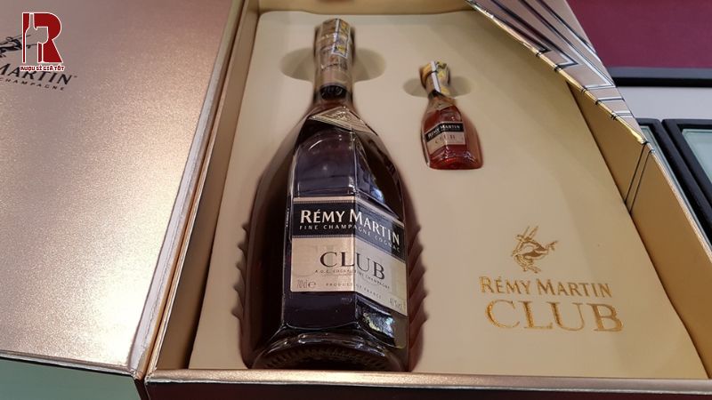 Remy Martin Club phù hợp cho cả các buổi tiệc tối sang trọng hoặc làm món quà tặng cao cấp