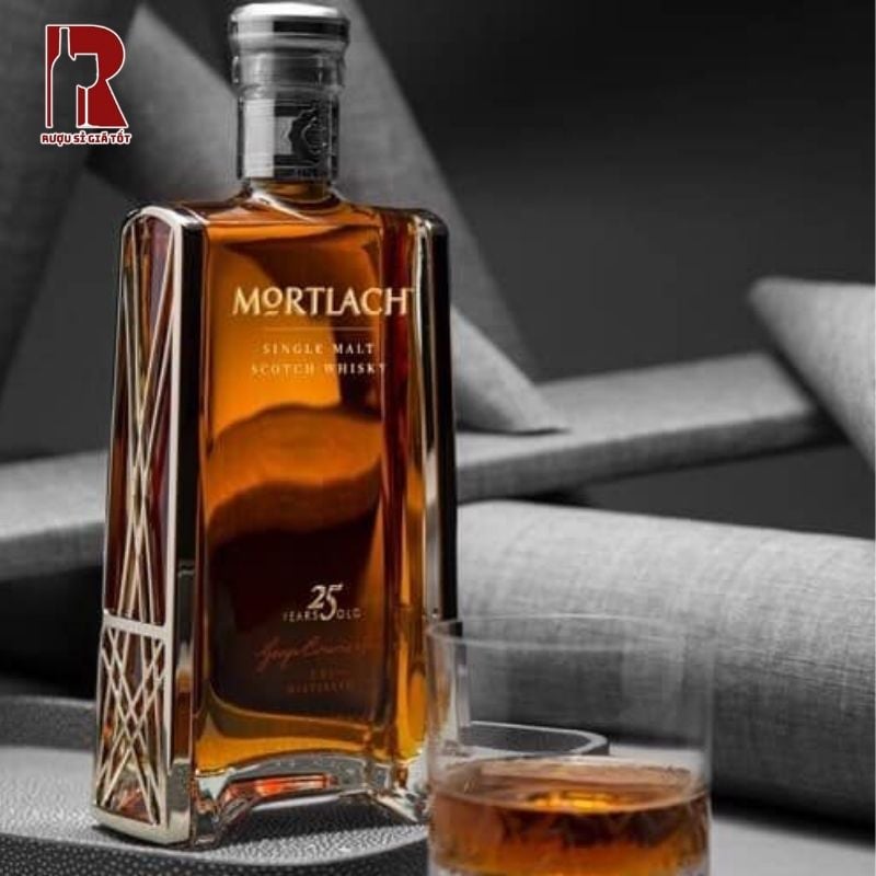 Mortlach 25 năm với thiết kế chai thủy tinh vô cùng tinh tế, tựa như một tác phẩm nghệ thuật
