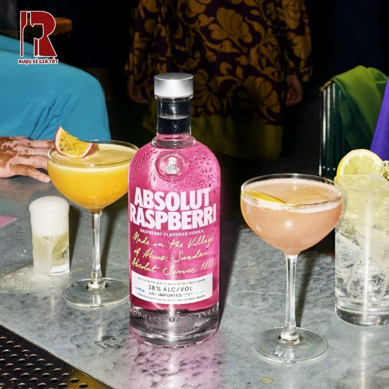 Absolut Raspberri sẽ đem đến vị rượu ngọt ngào sảng khoái với các ghi chú của quả mâm xôi
