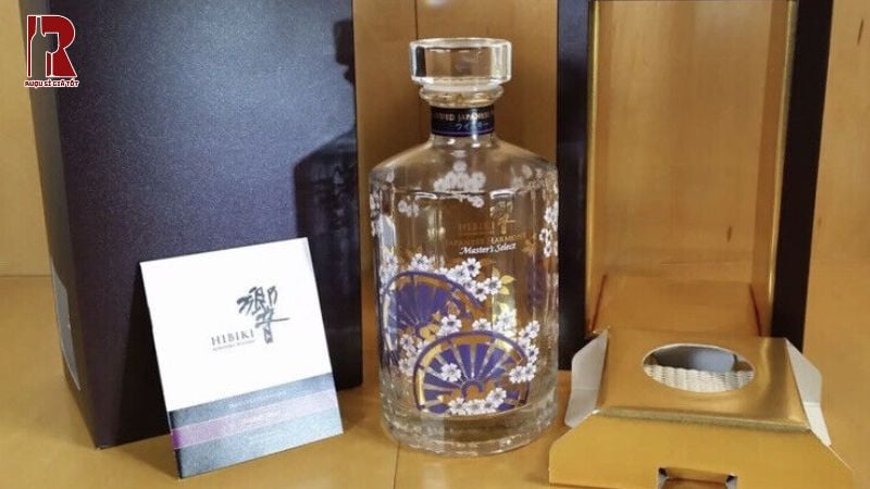 Hibiki Harmony Master's Select Limited có giá trị sưu tầm vô cùng lớn, được săn đón gắt gao bởi giới sành rượu