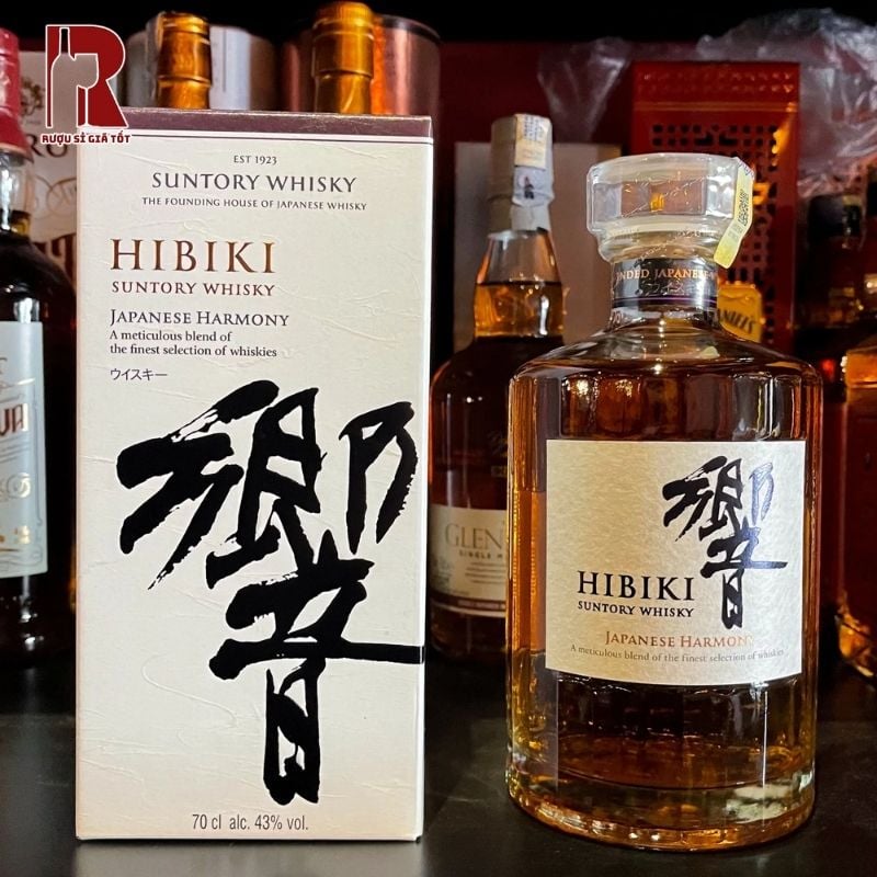 Rượu Hibiki Harmony bật lên một mùi hương phong phú, với các ghi chú của gỗ sẽ là chủ đạo