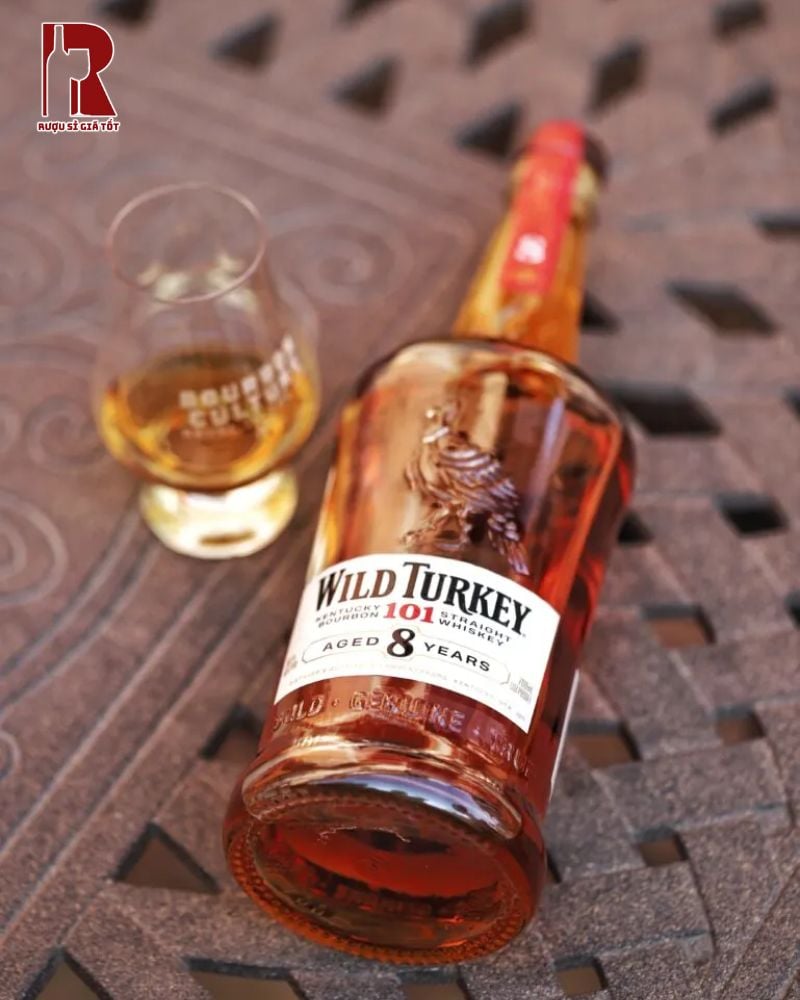Wild Turkey 8 Năm 101 mang đến vị rượu mạnh mẽ và êm dịu