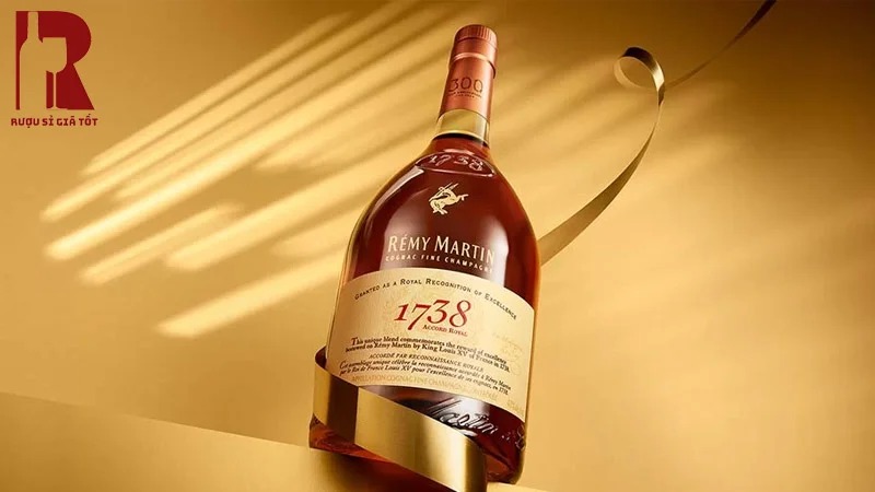 Rượu Remy Martin 1738 Accord Royal hoàn hảo để đi kèm các món xông khói hoặc các món hải sản cao cấp