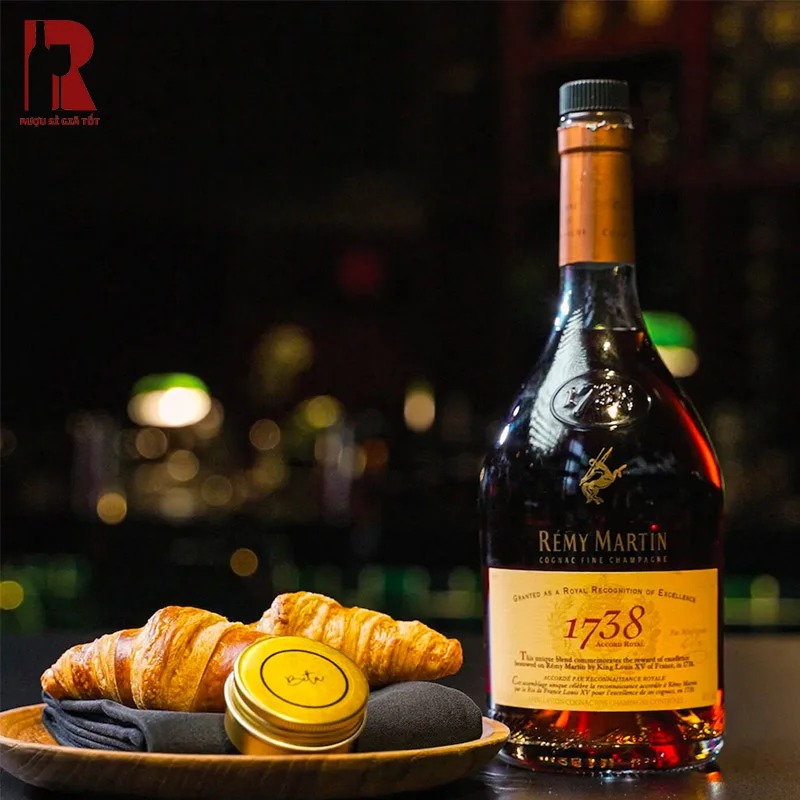 Rượu Remy Martin 1738 Accord Royal mang đến sự cân bằng hoàn hảo của vị rượu tinh tế và hương thơm phong phú