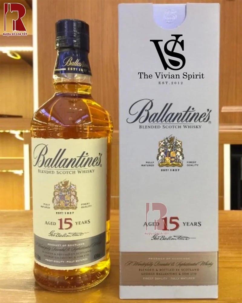 Chai Ballantine's 15 sở hữu màu rượu hổ phách sang trọng cùng thiết kế vỏ chai thanh lịch