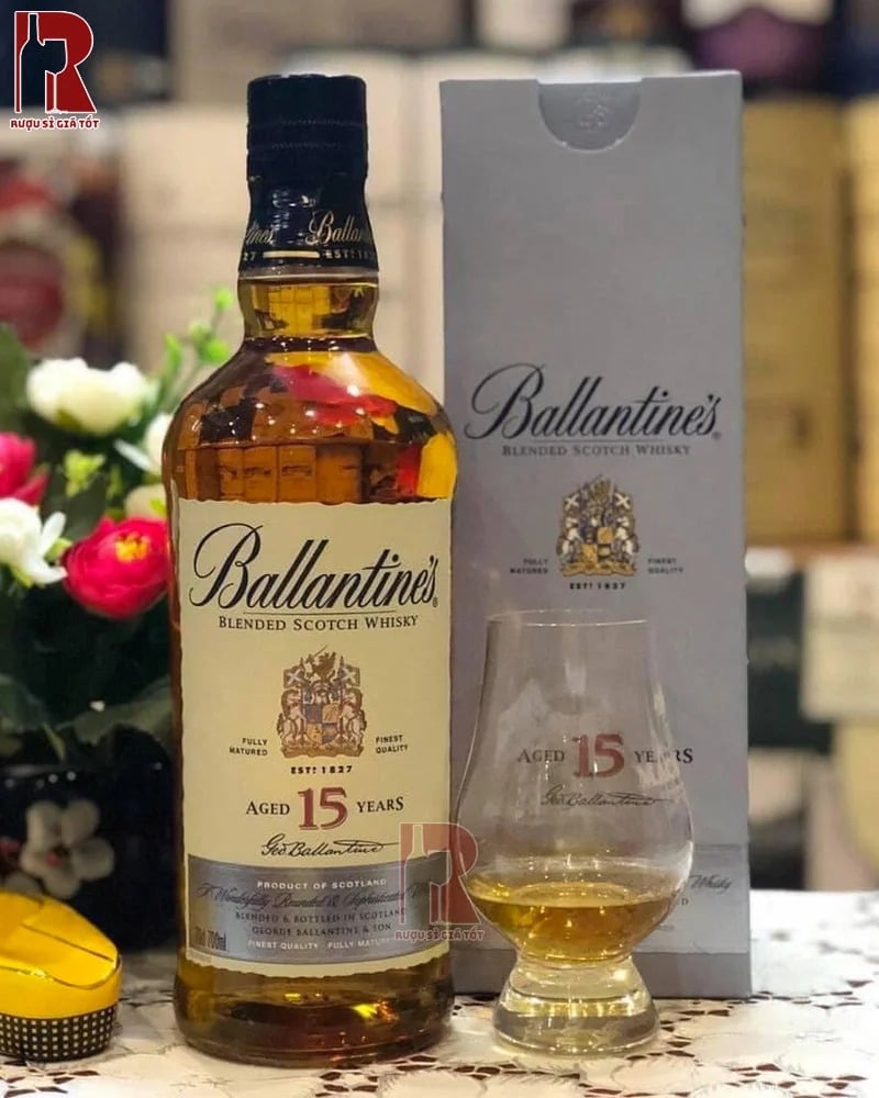 Chai Ballantine's 15 là nguyên liệu hoàn hảo để pha chế các loại cocktails như Whisky Sour, Old Fashioned hay Manhattan