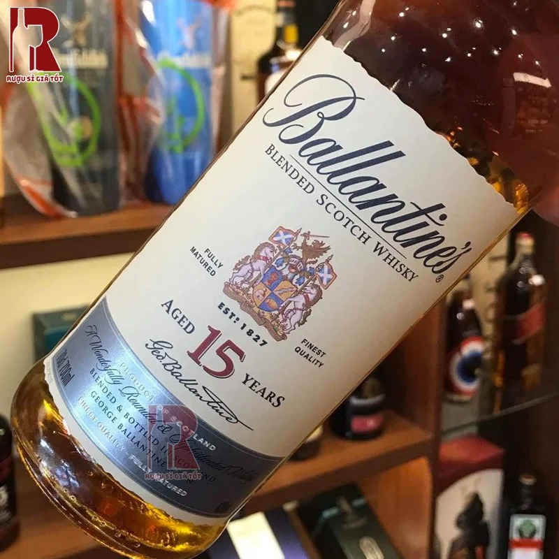 Chai Ballantine's 15 sẽ gây ấn tượng với quý khách bằng vị rượu mạnh nhưng lại êm dịu