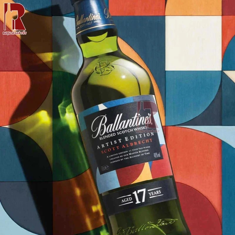 Rượu Ballantine's 17 Artist Limited Edition có nốt hương cay và mùi khói đậm hơn những chai rượu cùng hãng