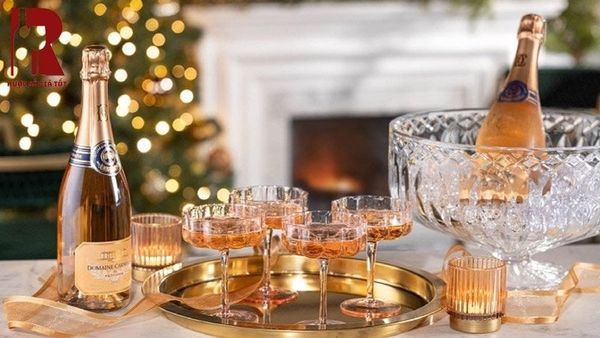 Rượu Champagne là một loại vang sủi bọt đặc biệt được sản xuất ở vùng Champagne nước Pháp