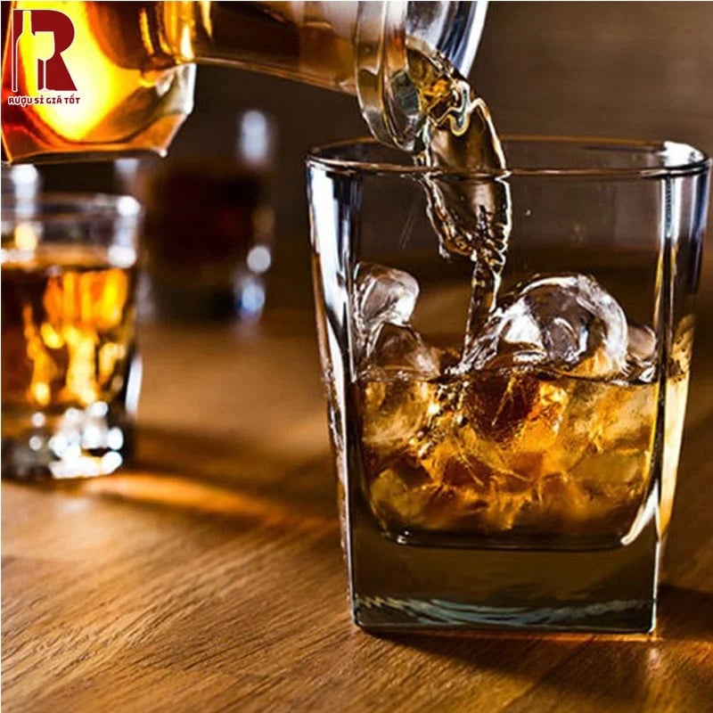 Hibiki 12 Year Old có màu rượu hổ phách tuyệt đẹp, phản ánh sự mạnh mẽ của rượu và sự sang trọng