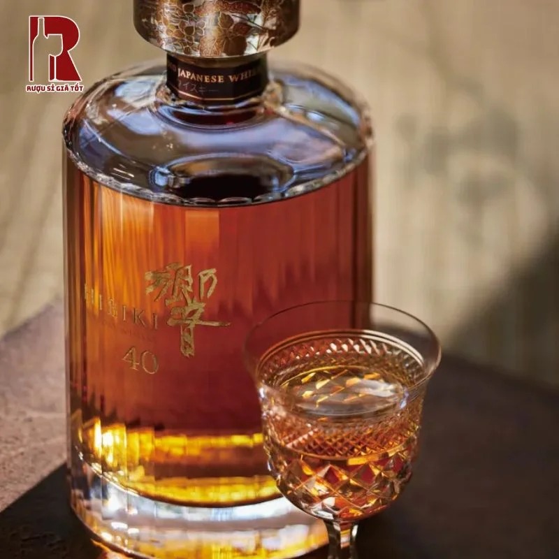 Hibiki 40 Years Old sở hữu màu vàng hổ phách đẹp mắt, quý phái và sang trọng