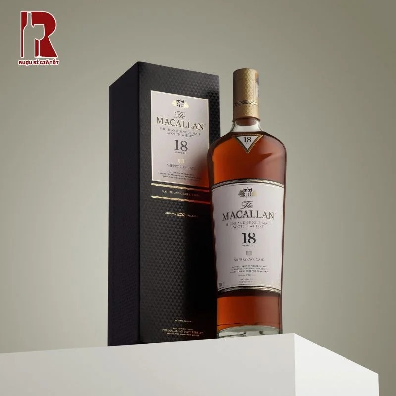 Rượu Macallan 18 Sherry Oak sở hữu hương vị đặc trưng của trái cây sấy khô cùng vị rượu đậm đà