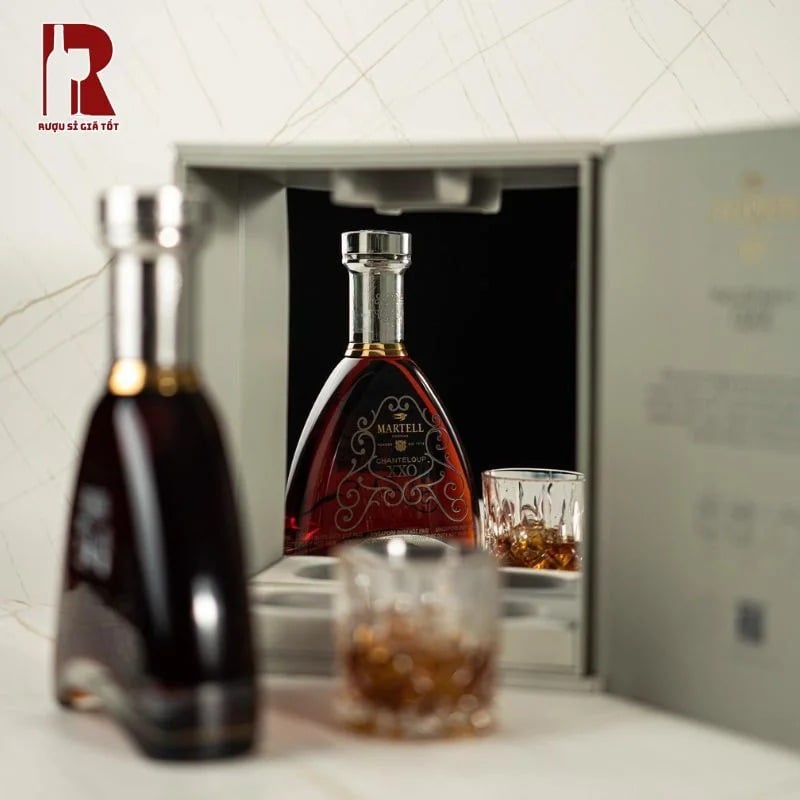 Martell Chanteloup XXO Perspective có màu hổ phách mạnh mẽ và sang trọng