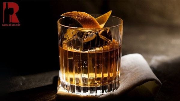 Hướng dẫn cách uống rượu mơ vảy vàng chuẩn như dân sành