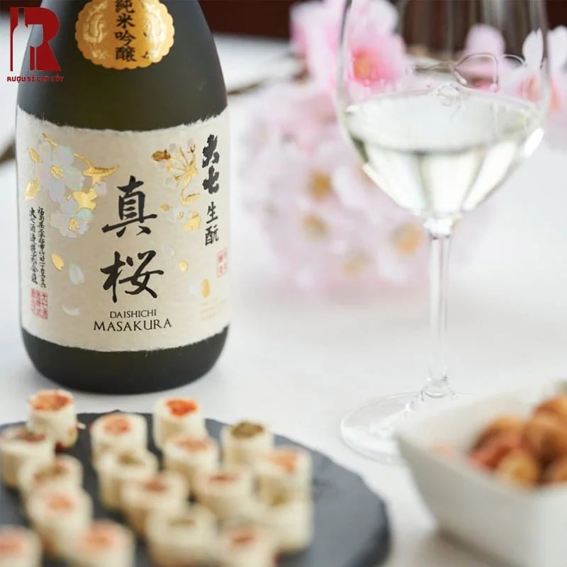 Chai Daishichi Masakura được làm từ gạo xay mịn để có hương thơm mượt mà và vị ngọt thanh nhẹ nhàng