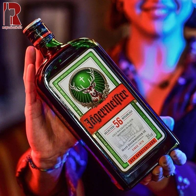 Rượu thảo mộc Jagermeister được pha trộn bởi 56 loại thảo mộc, trái cây, rễ cây và gia vị