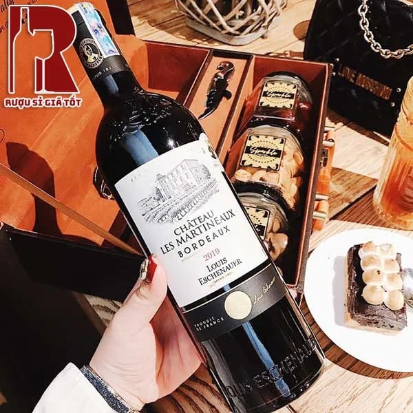 Rượu vang Pháp đỏ Chateau Les Martineaux Bordeaux phù hợp với tất cả mọi người với giá hợp lý và hương vị độc đáo
