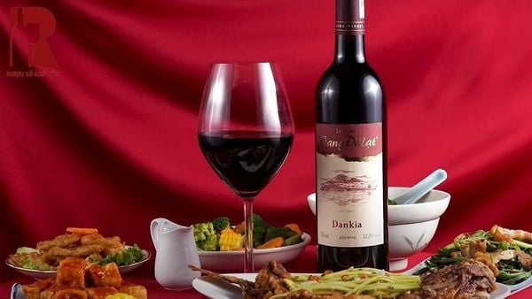 Rượu Vang Đà Lạt Dankia nổi bật với hương vị mềm mỏng, dễ uống