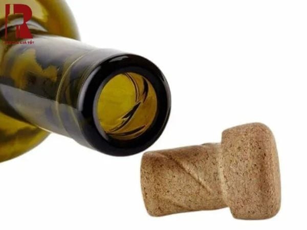 Nút chai rượu vang thường được làm bằng gỗ sồi tự nhiên