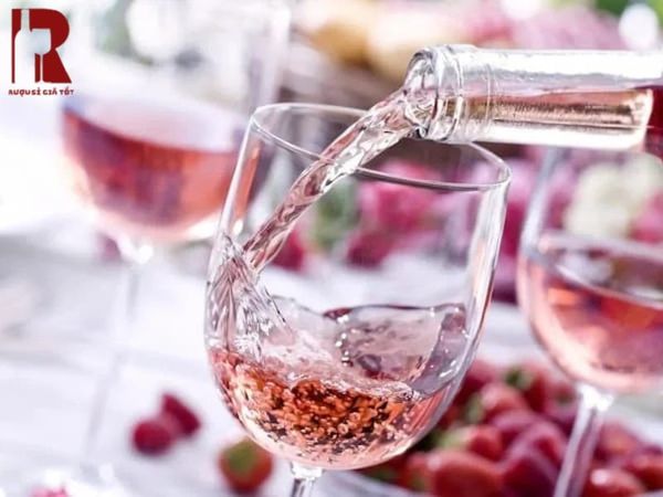 Rượu vang hồng với màu sắc quyến rũ và tươi tắn