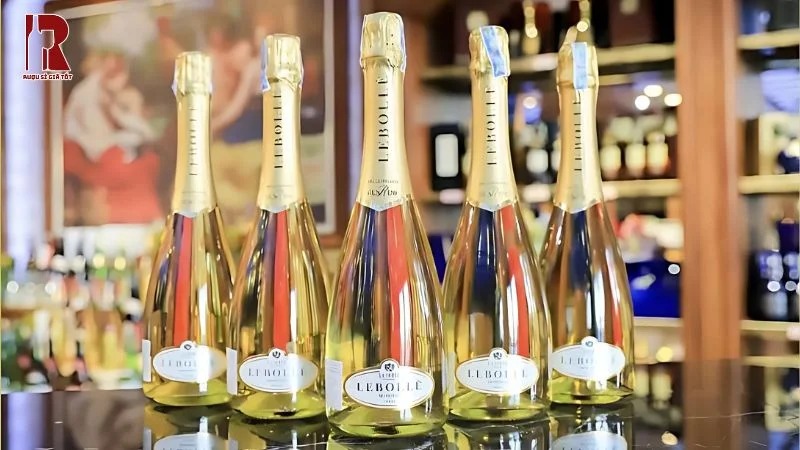 Rượu vang nổ Lebolle Moscato có thiết kế vỏ thủy tinh trong suốt vừa tinh tế vừa sang trọng