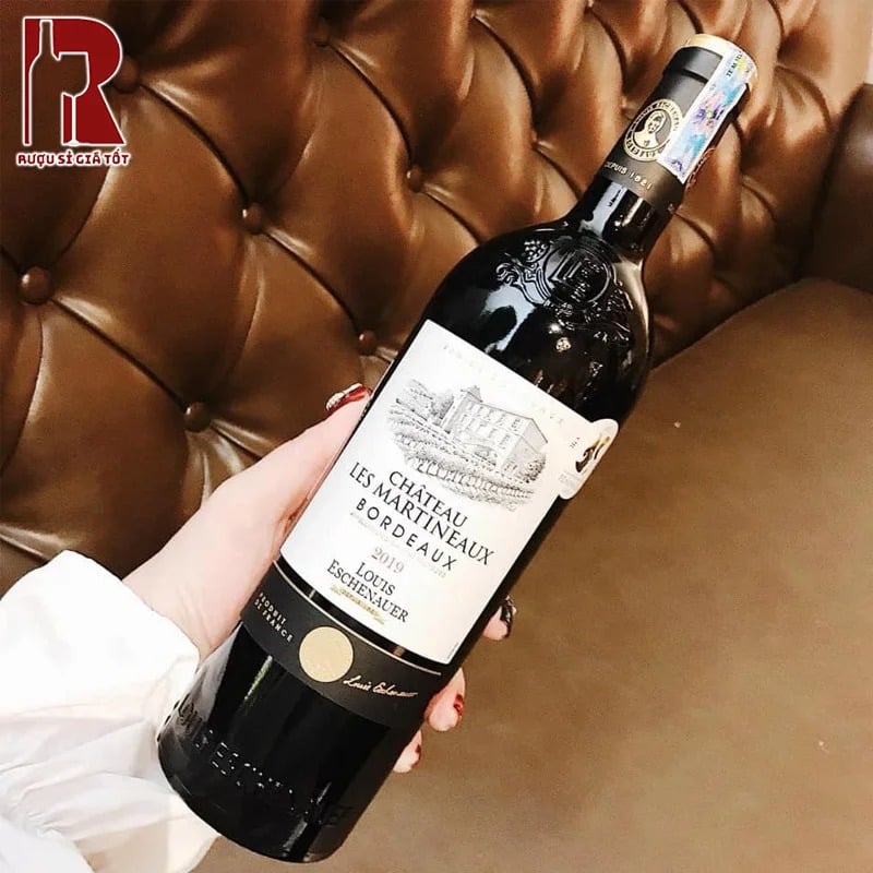 Rượu vang Pháp đỏ Chateau Les Martineaux Bordeaux sở hữu hương thơm phức hợp của trái cây đỏ chín