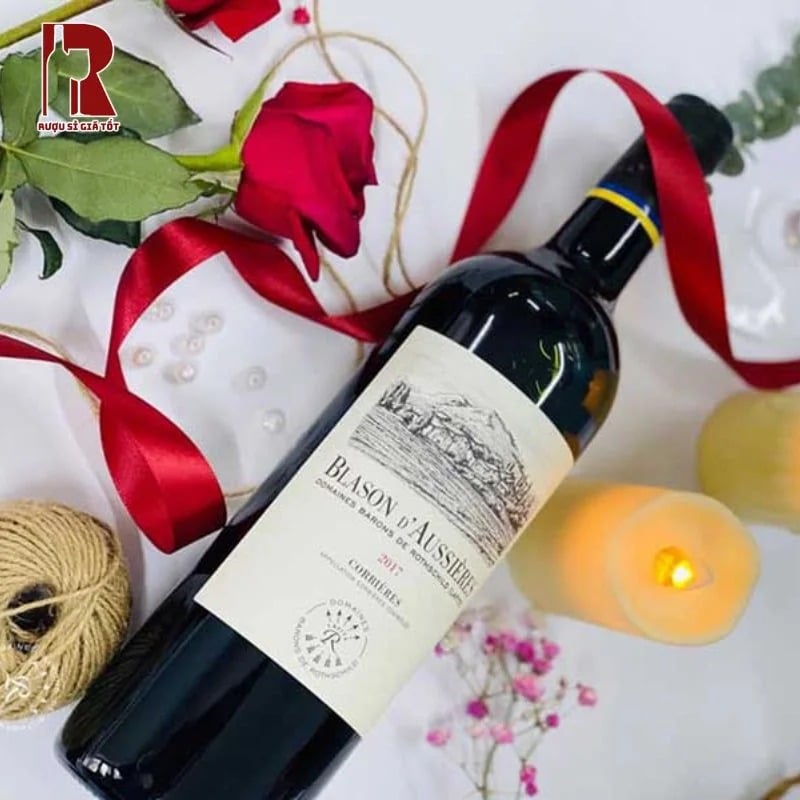 Rượu vang Pháp DBR Lafite Blason d'Aussieres có dư vị ngọt dịu và chua nhẹ cân bằng